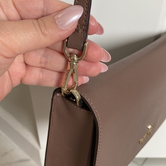 Kate Spade crossbody with removable and adjustable should strap. - Picture 5 of 10